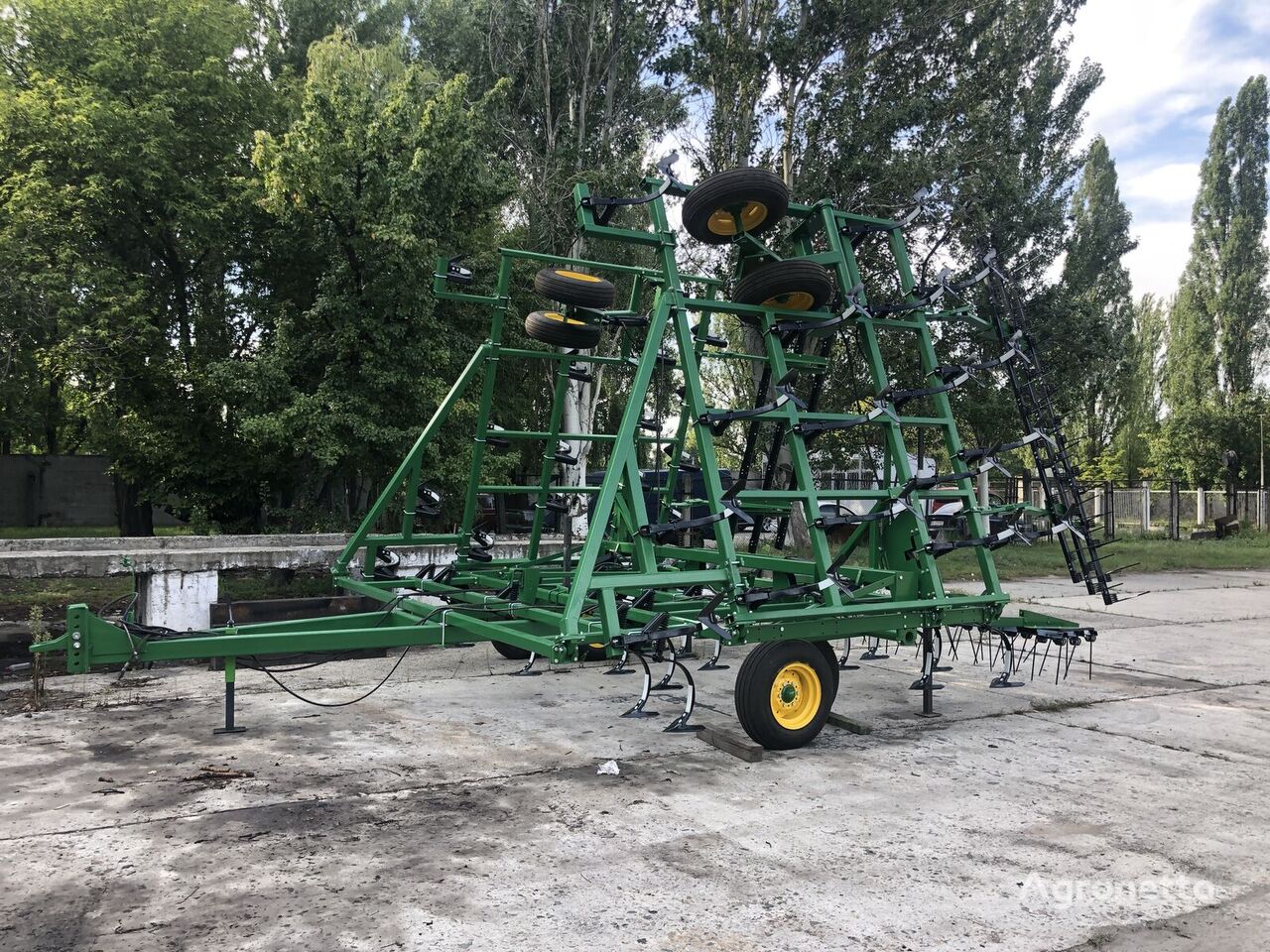 John Deere Kultyvator Dzhon Dir 960 - 11 metriv peredposivnyi cultivator