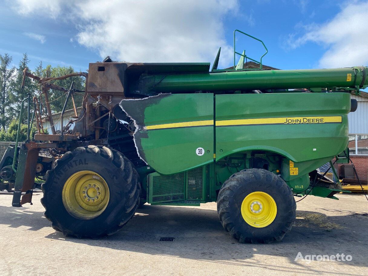 John Deere S670I grain harvester