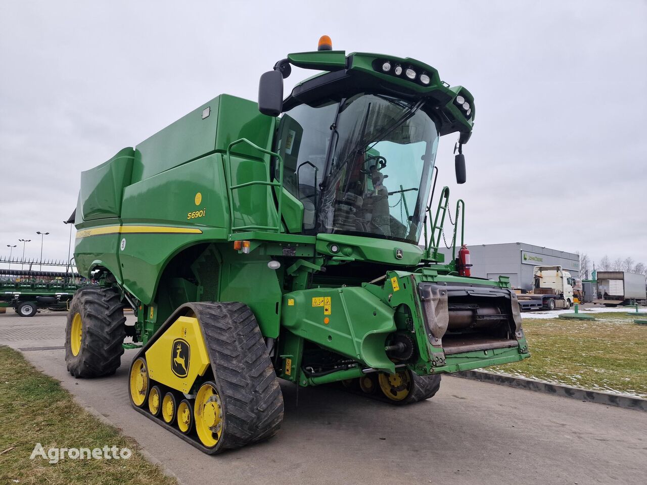 John Deere S690 grain harvester