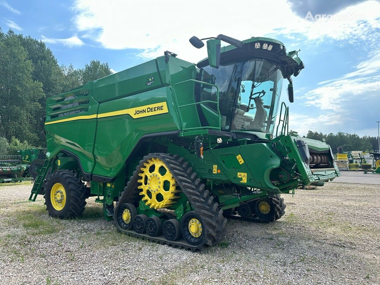 John Deere X91100 4x4 grain harvester