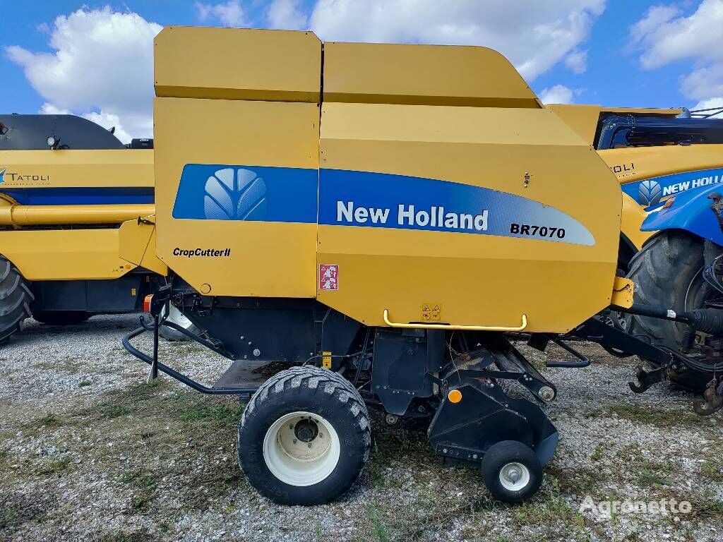 New Holland BR 7070 round baler